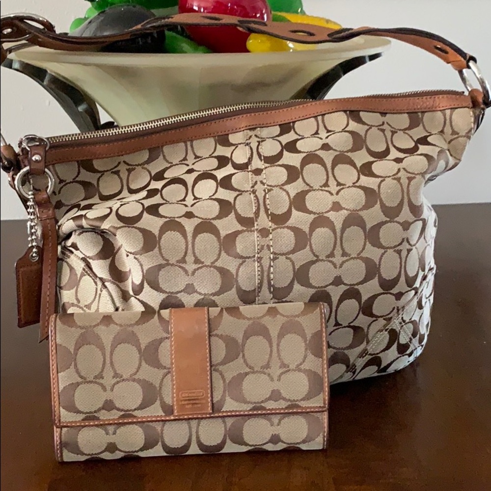 COACH Hobo with Signature Print on Tan and Brown🐴